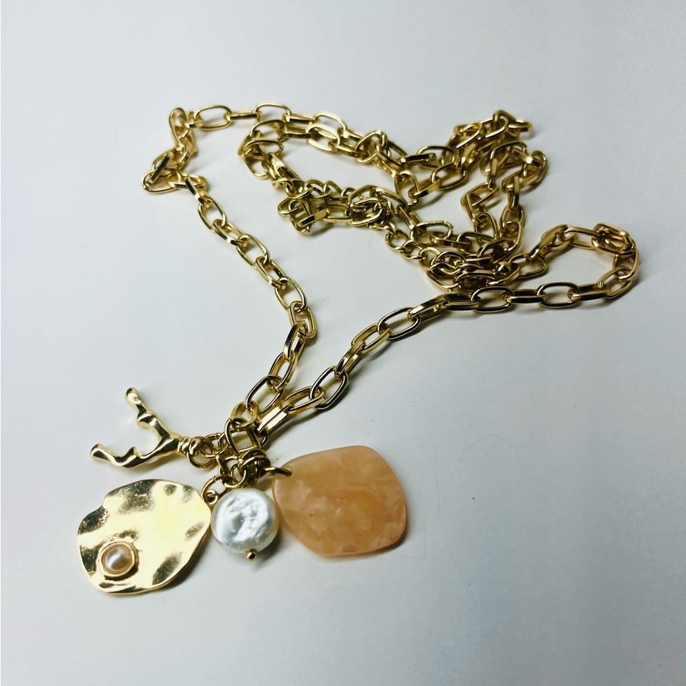 Gold tone whit a beautiful different pendants, chain,  necklace long 35” TN 1